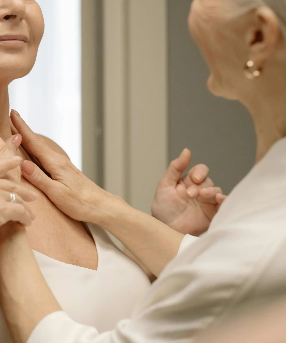 Ildi Pekar performing a signature facial
